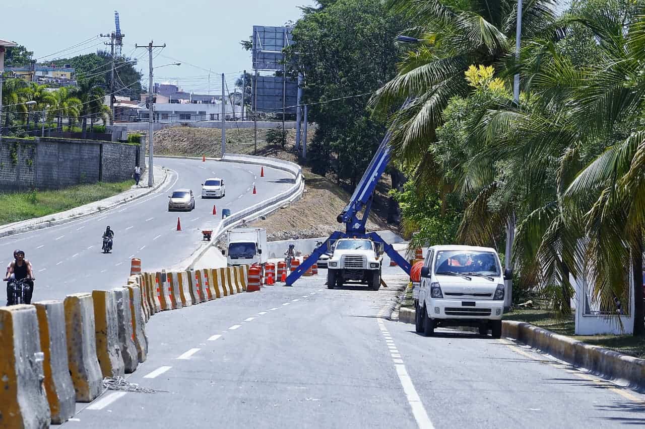 Desvío hacia el carril izquierdo del paso a desnivel.