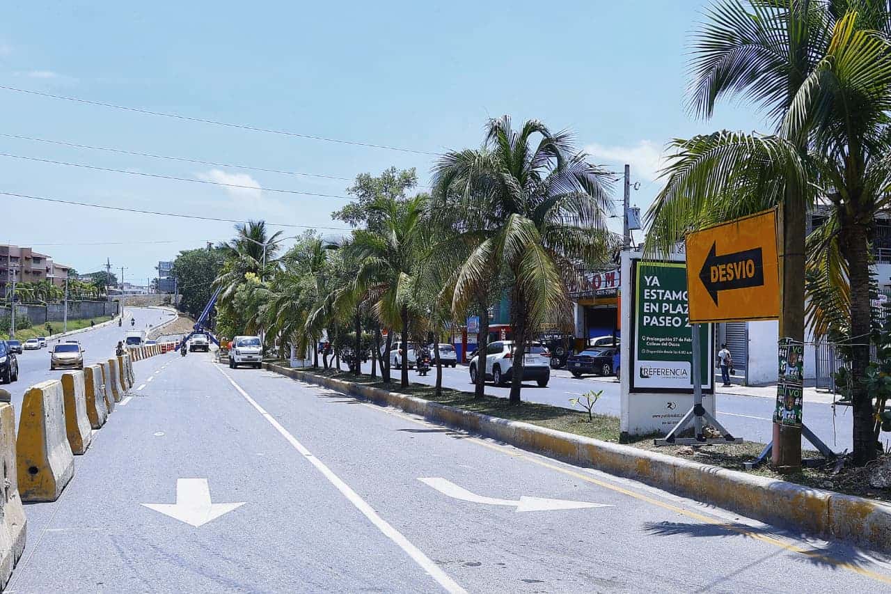 Desvío hacia el carril izquierdo del paso a desnivel.