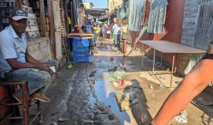 La falta de limpieza convierte al mercado fronterizo en un "vertedero a cielo abierto"