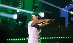 Feid sorprende a sus fans de Bogotá con un concierto gratuito en formato coffee party