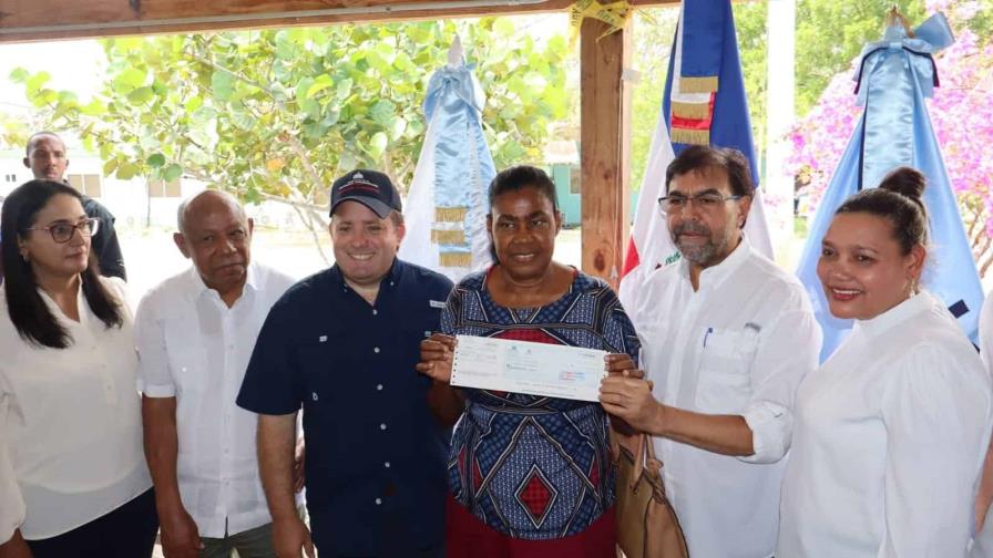 Gobierno entrega RD$46 millones en indemnizaciones y 55 títulos de propiedad a parceleros de Monte Grande Gobierno entrega RD$46 millones en indemnizaciones y 55 títulos de propiedad a parceleros de Monte Grande