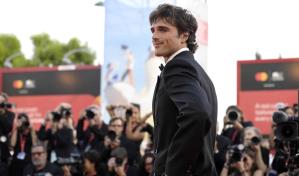 Jacob Elordi se roba todas las miradas en la alfombra roja de Venecia