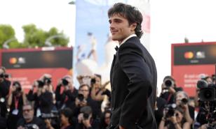 Jacob Elordi se roba todas las miradas en la alfombra roja de Venecia