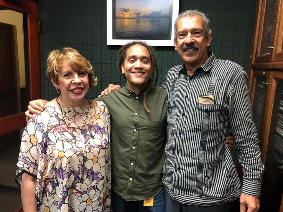 Raquel Vicini y José Guerrero, impulsores del proyecto Besos y Abrazos, junto al músico Yasser Tejeda.