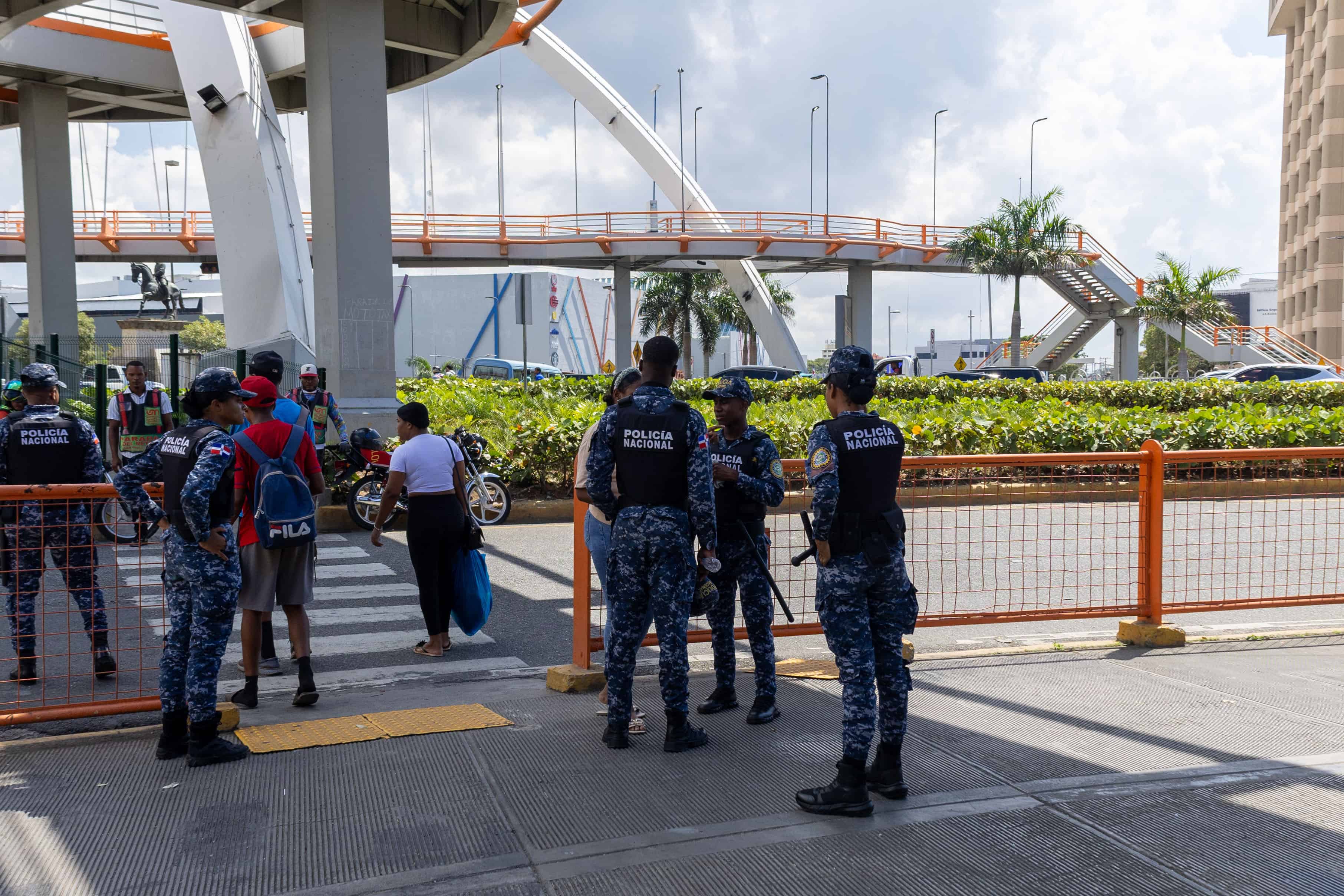 Agentes de la Policía en la intesección de la avenida Máximo Gómez esquina John F. Kennedy.