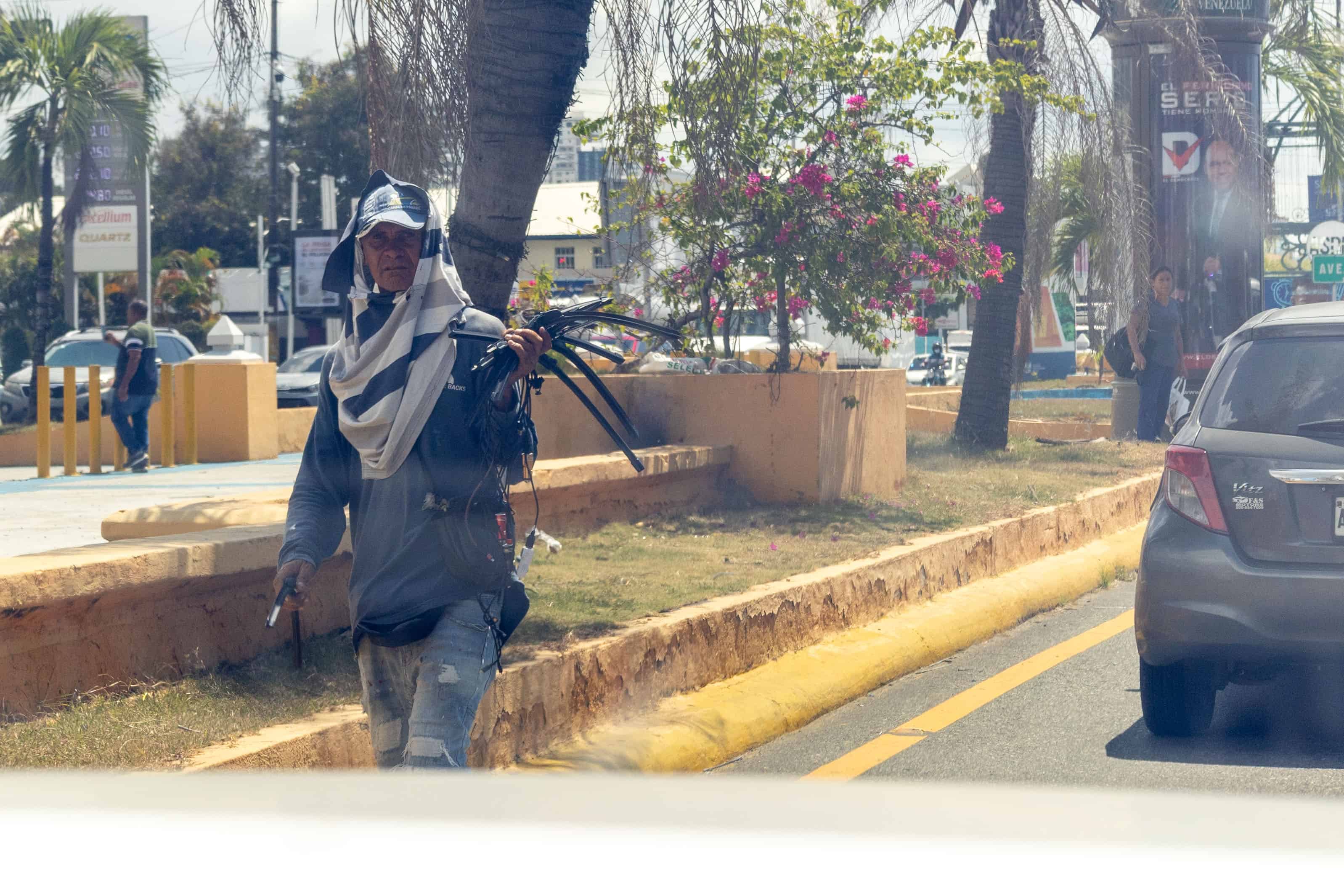 Unico vendedor de escobillas de limpiavidrios que fue visto en la ciudad.