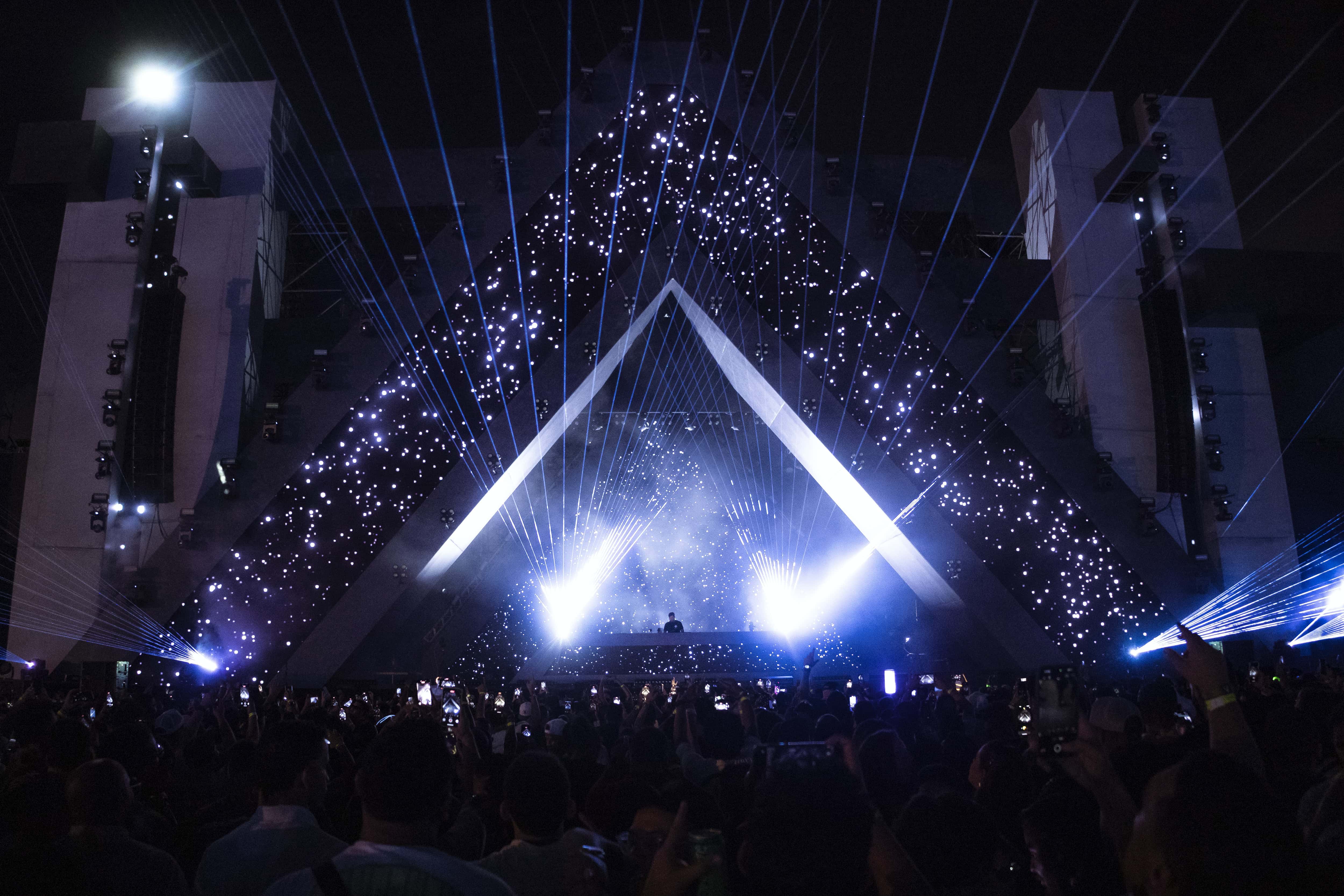 Vista del stage y el juego de luces.