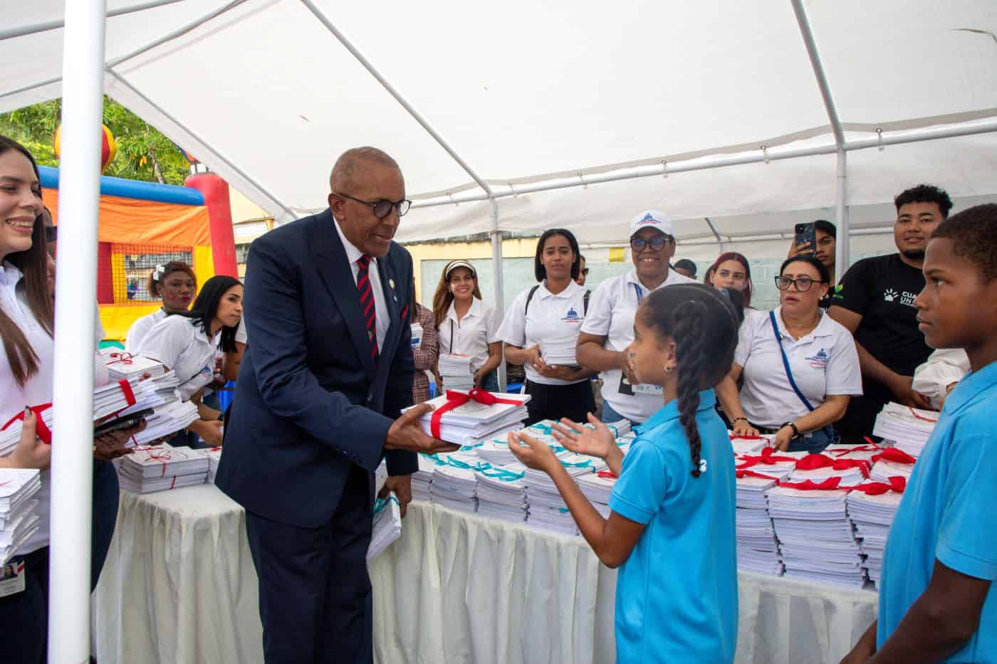 El contralor Félix Santana García en la entrega de los cuadernos.
