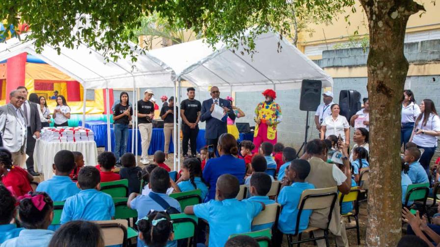 Más de mil estudiantes reciben cuadernos reciclados en Juan Sánchez Ramírez Más de mil estudiantes reciben cuadernos reciclados en Juan Sánchez Ramírez