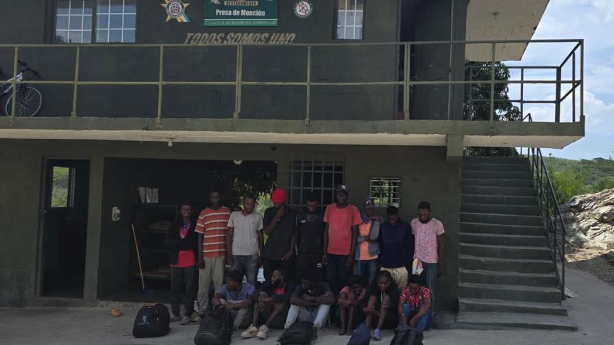 Ejército detiene a 51 haitianos indocumentados en Montecristi y Santiago Rodríguez Ejército detiene a 51 haitianos indocumentados en Montecristi y Santiago Rodríguez