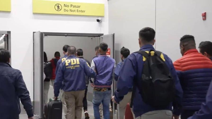 Expulsan de Chile a 65 extranjeros con destino a Colombia y República Dominicana Expulsan de Chile a 65 extranjeros con destino a Colombia y República Dominicana