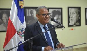 Lanzan el libro Desde un costado de la (des)memoria del escritor Gustavo Olivo Peña