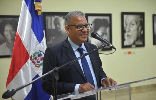 Lanzan el libro Desde un costado de la (des)memoria del escritor Gustavo Olivo Peña