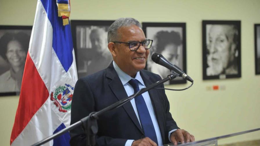 Lanzan el libro Desde un costado de la (des)memoria del escritor Gustavo Olivo Peña Lanzan el libro Desde un costado de la (des)memoria del escritor Gustavo Olivo Peña