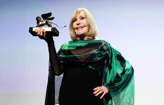 La legendaria actriz Kim Novak recibe el León de Oro veneciano: Debemos salvar las democracias