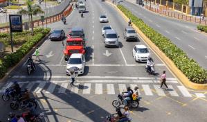 La Policía retira limpiavidrios y vendedores ambulantes en el Distrito Nacional