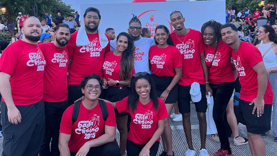 Más de 200 personas llenaron de salsa casino el parque Eugenio María de Hostos