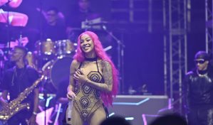 Yailin La Más Viral hace vibrar a sus "chiviricas" con su presentación en el Gran Arena del Cibao