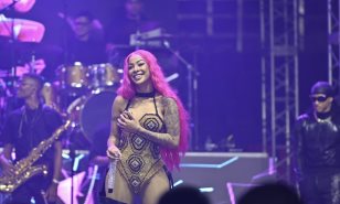 Yailin La Más Viral hace vibrar a sus “chiviricas” con su presentación en el Gran Arena del Cibao