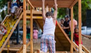 Senador Omar Fernández entrega parque inclusivo para niños con discapacidad