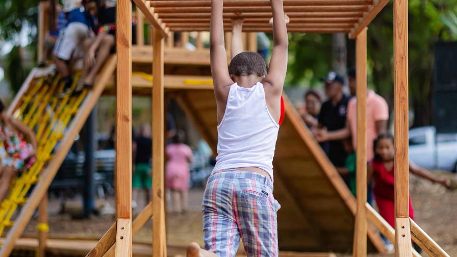 Senador Omar Fernández entrega parque inclusivo para niños con discapacidad Senador Omar Fernández entrega parque inclusivo para niños con discapacidad