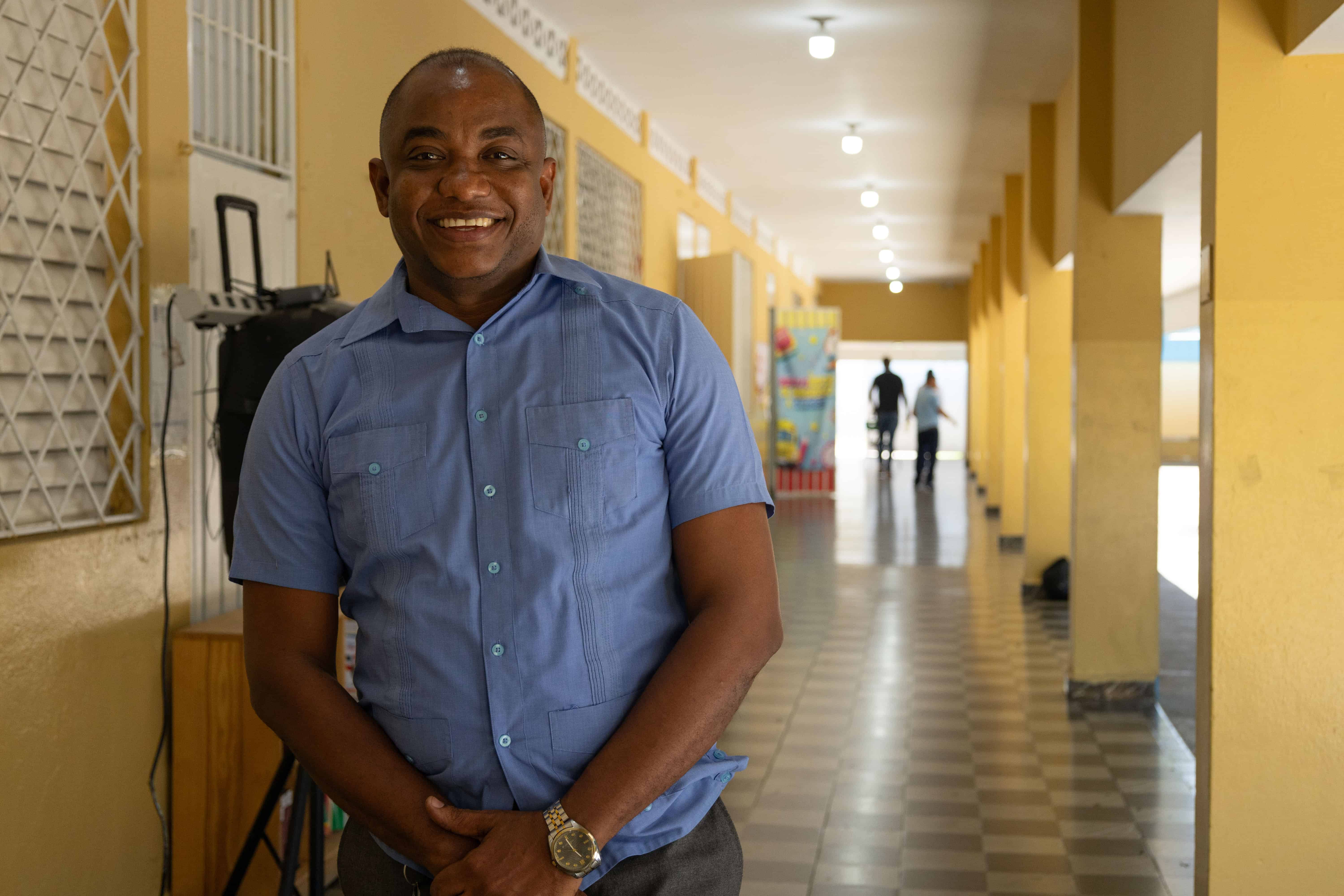 Rafael León, director de la escuela República de Panamá.