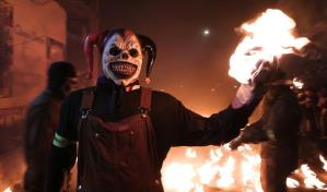 Simple diversión: la Batalla de las Bolas de Fuego enciende la noche en El Salvador