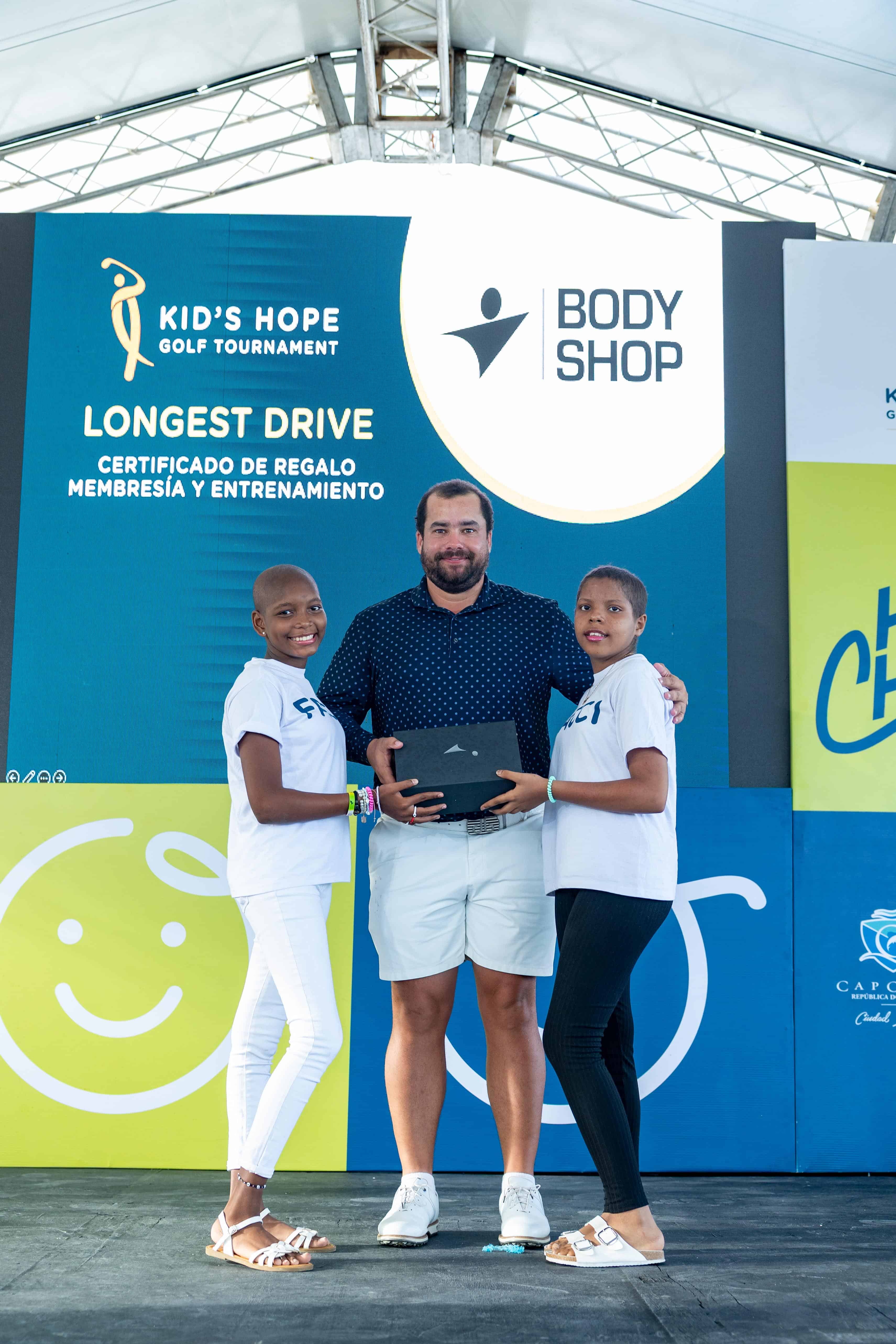George Riley recibe su premio.