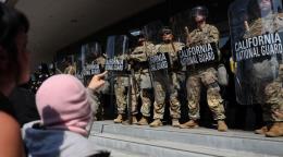 Un juez federal dicta que el despliegue de las tropas en Los Ángeles violó la ley federal