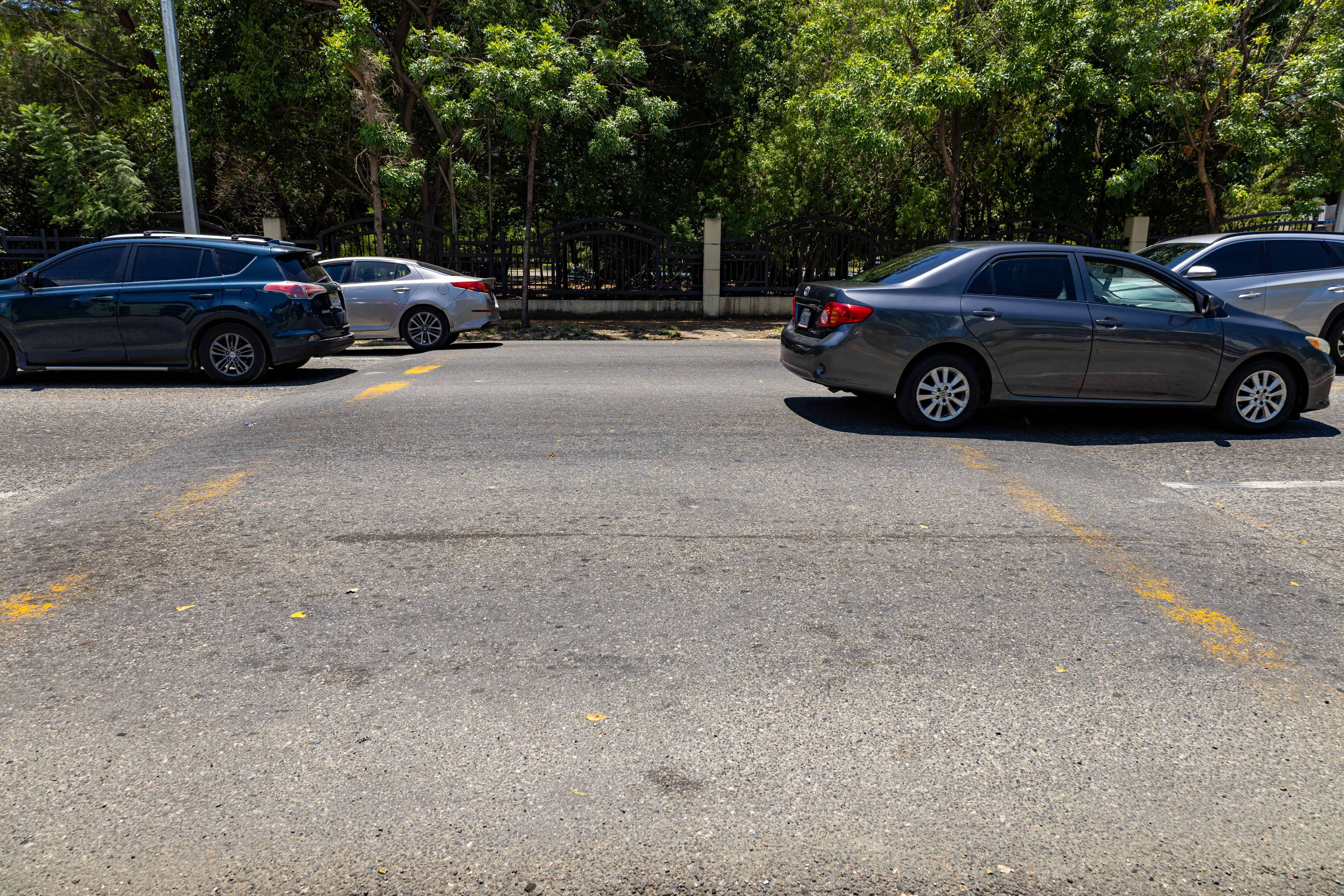 En la avenida de El Faro hay dos tipos de reductores juntos.