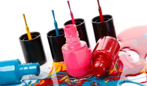 Europa prohíbe dos químicos usados en geles y acrílicos de uñas por considerarlos cancerígenos