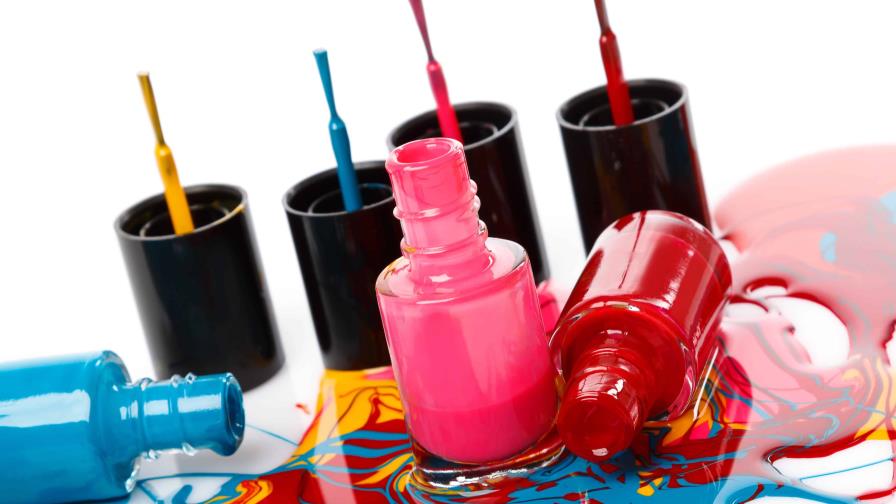 Europa prohíbe dos químicos usados en geles y acrílicos de uñas por considerarlos cancerígenos