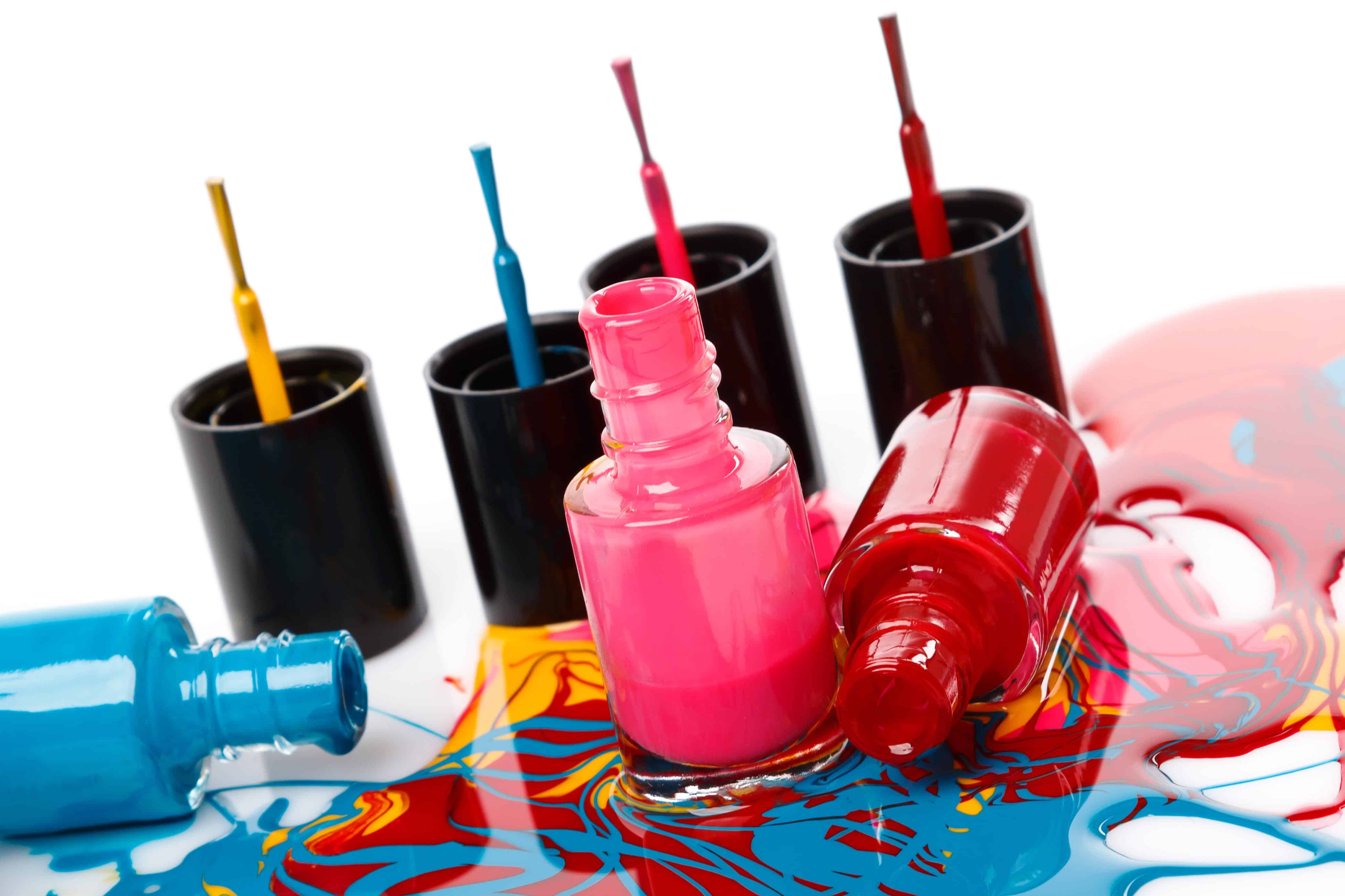 Europa prohíbe dos químicos usados en geles y acrílicos de uñas por considerarlos cancerígenos