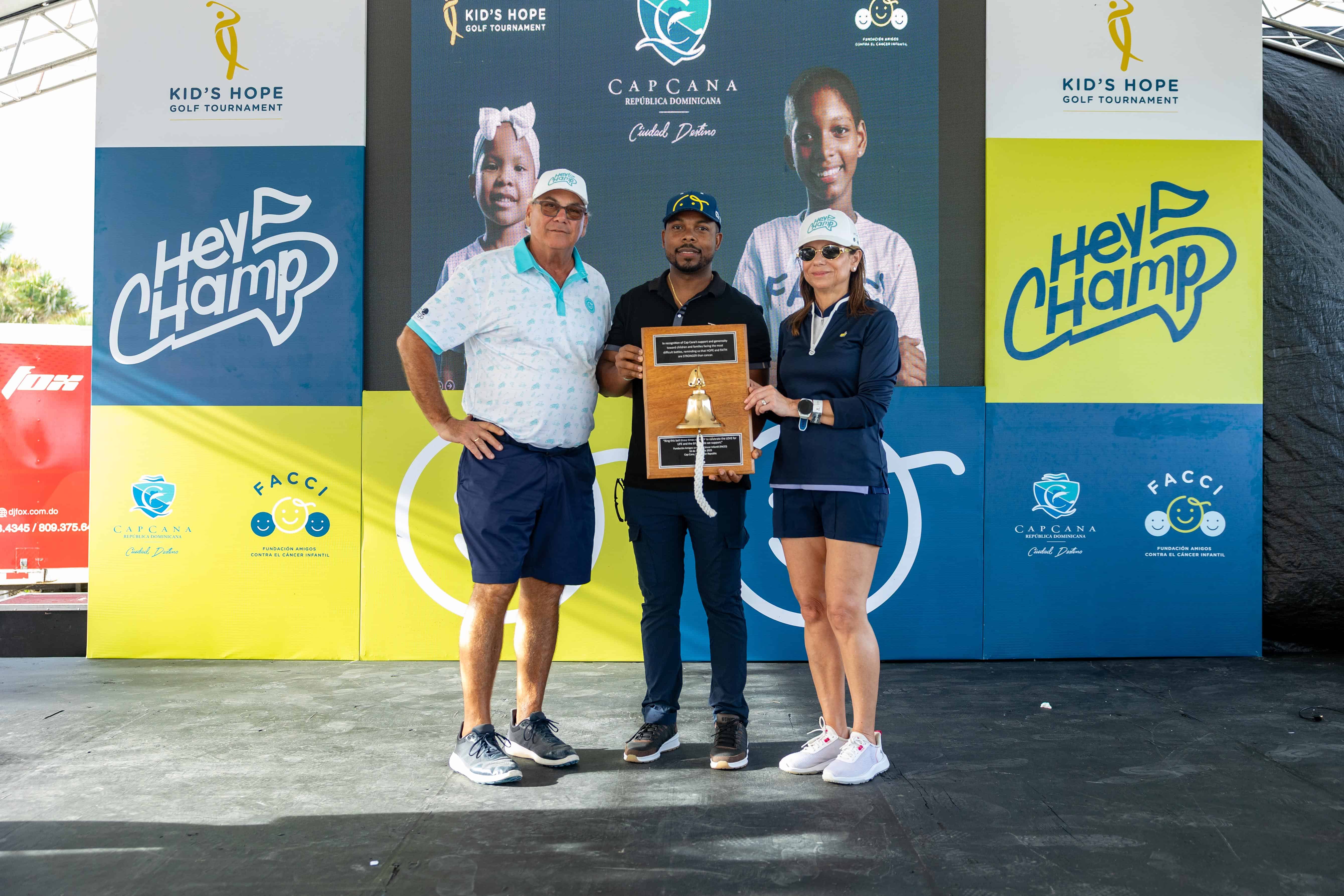 Ricardo Hazoury y Lissette Lora de Hazoury reciben reconocimiento a nombre de Cap Cana