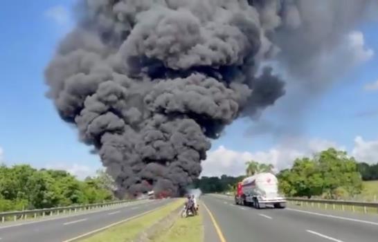 Se incendia camión tanquero de combustible en la Circunvalación Santo Domingo