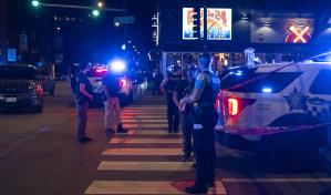 Al menos siete muertos y 47 heridos dejan tiroteos en Chicago, ante amenazas de militarización