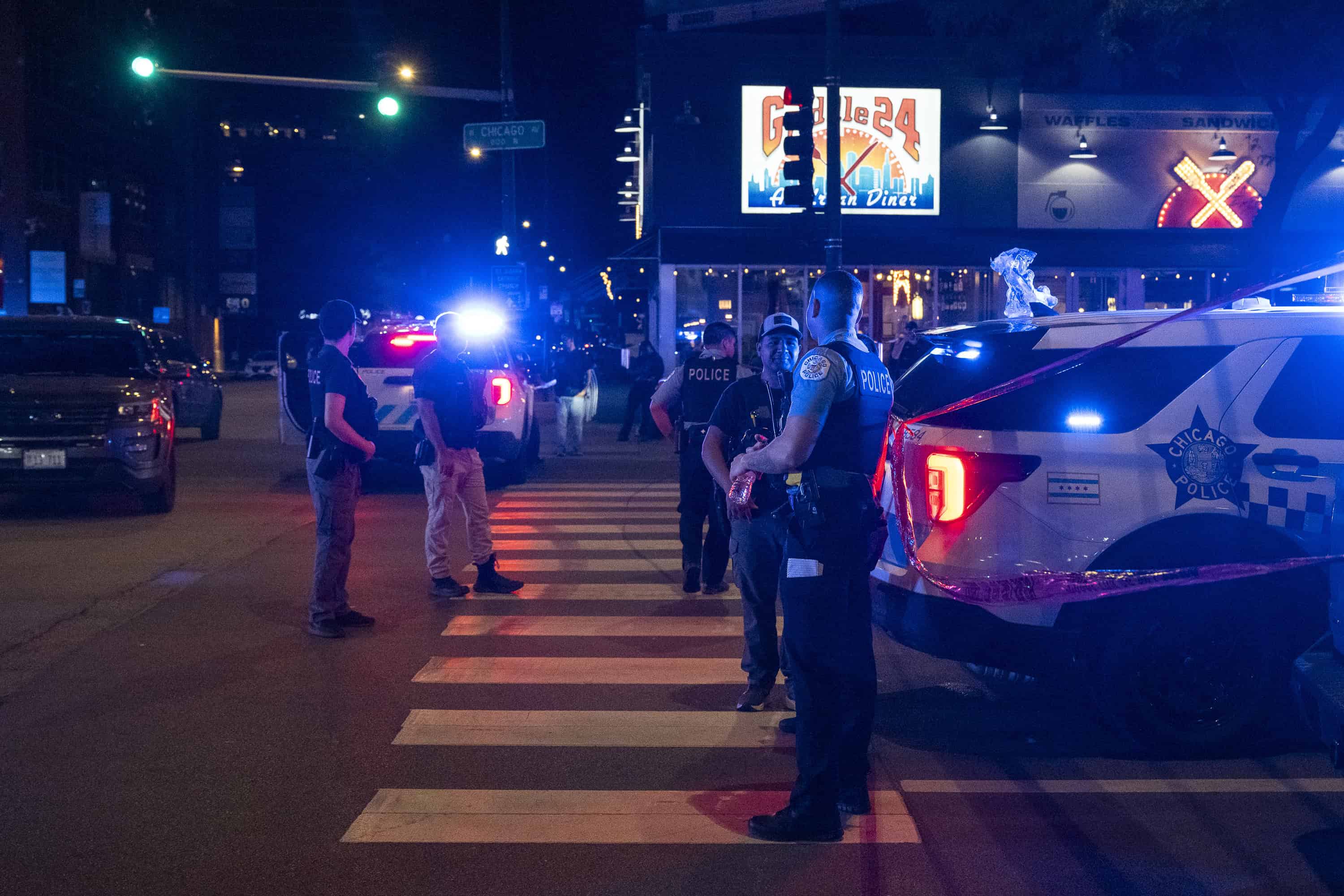 Al menos siete muertos y 47 heridos dejan tiroteos en Chicago, ante amenazas de militarización Al menos siete muertos y 47 heridos dejan tiroteos en Chicago, ante amenazas de militarización