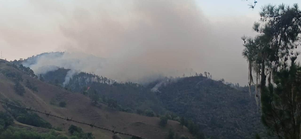 Humo cubre la zona montañosa de Guayabales, en Jánico, donde un incendio forestal área boscosa en la Cordillera Central