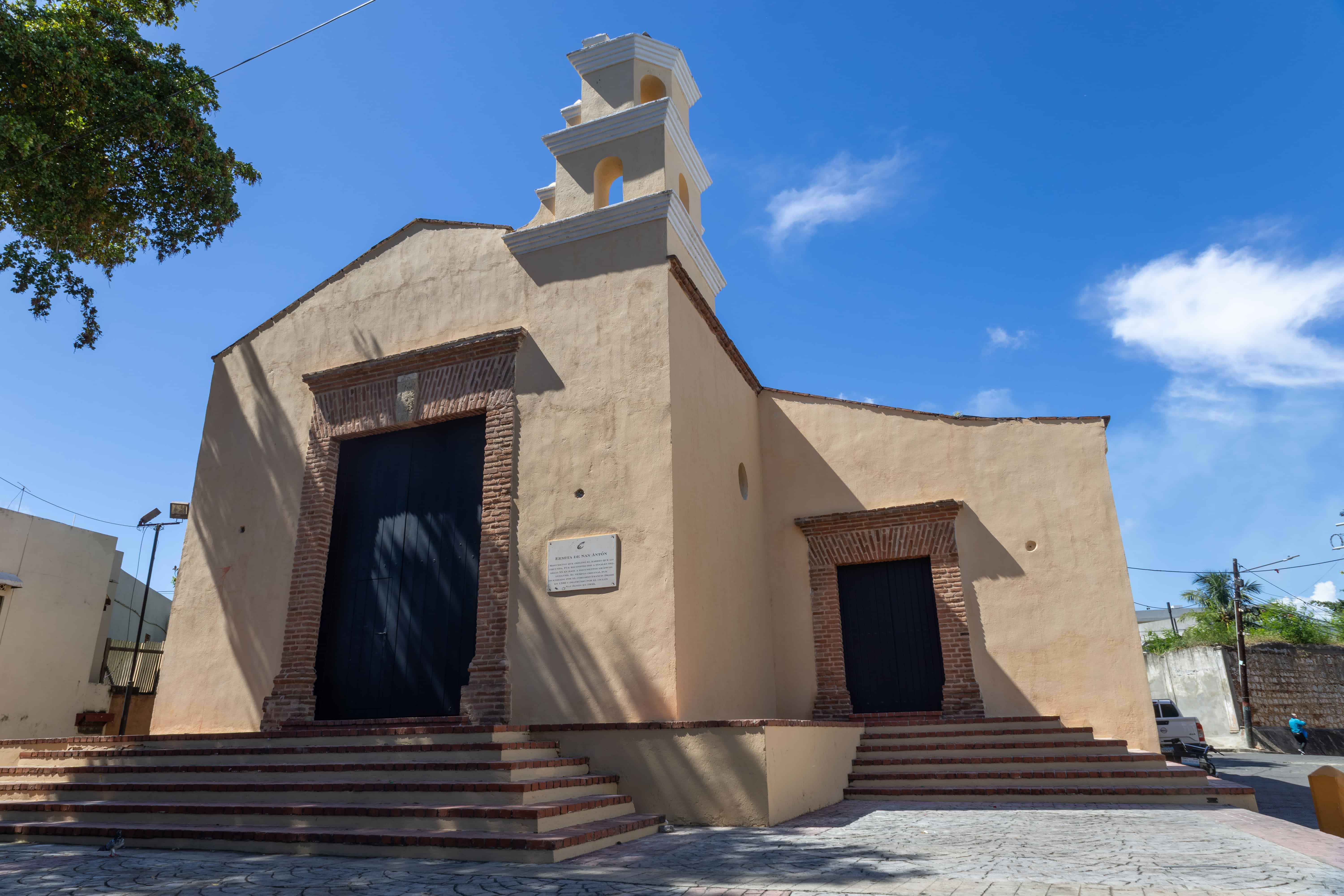 En la Ermita de San Antón se realizó la eliminación de vegetación y musgo, se aplicó pintura, cal hidráulica, limpieza y reparación del techo, y reposición de ladrillos y tabletas.