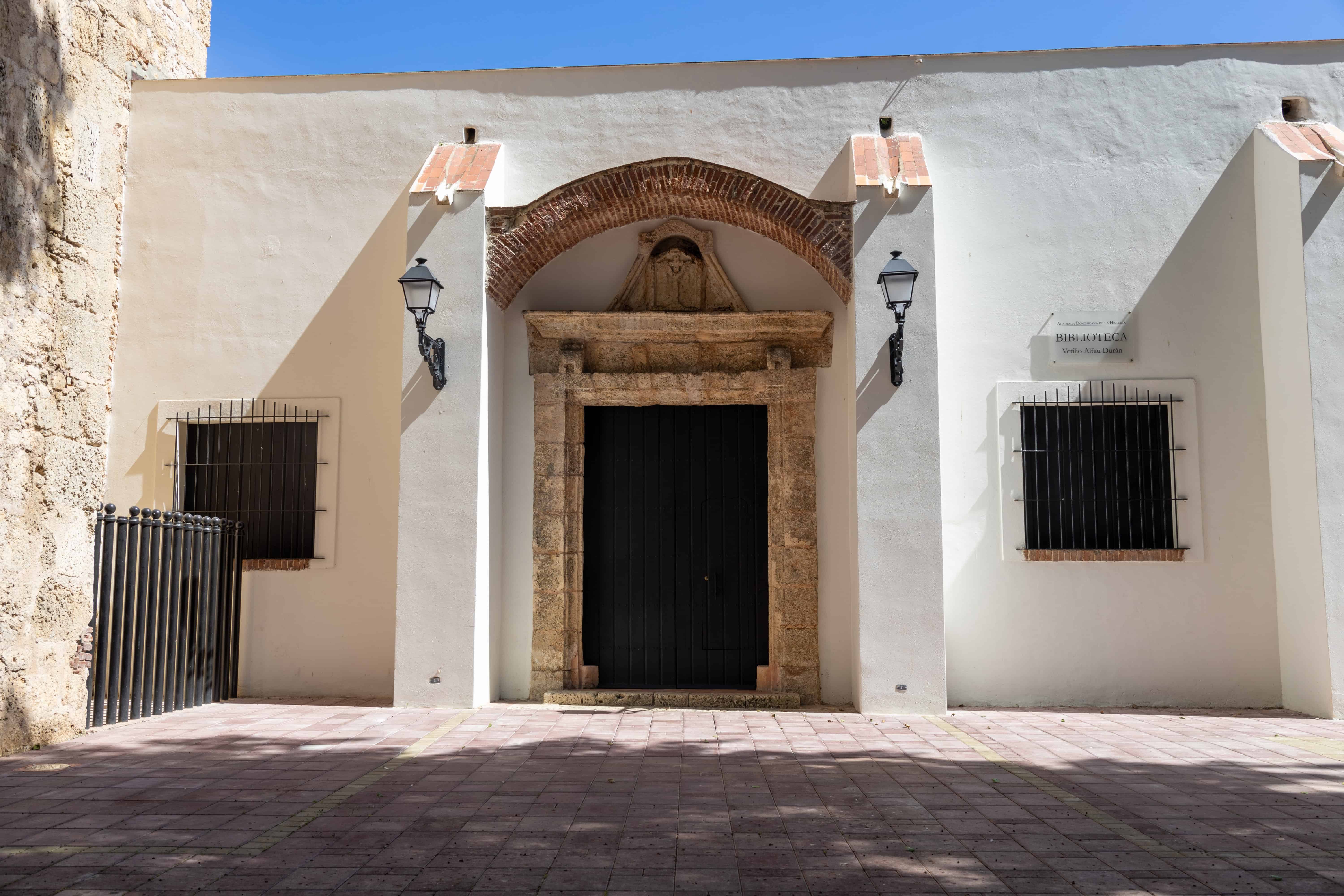 En la Capilla de la Soledad se ejecutó una restauración integral con eliminación de vegetación, consolidación con cal, aplicación de micro capas de silicato y pintura acrílica.
