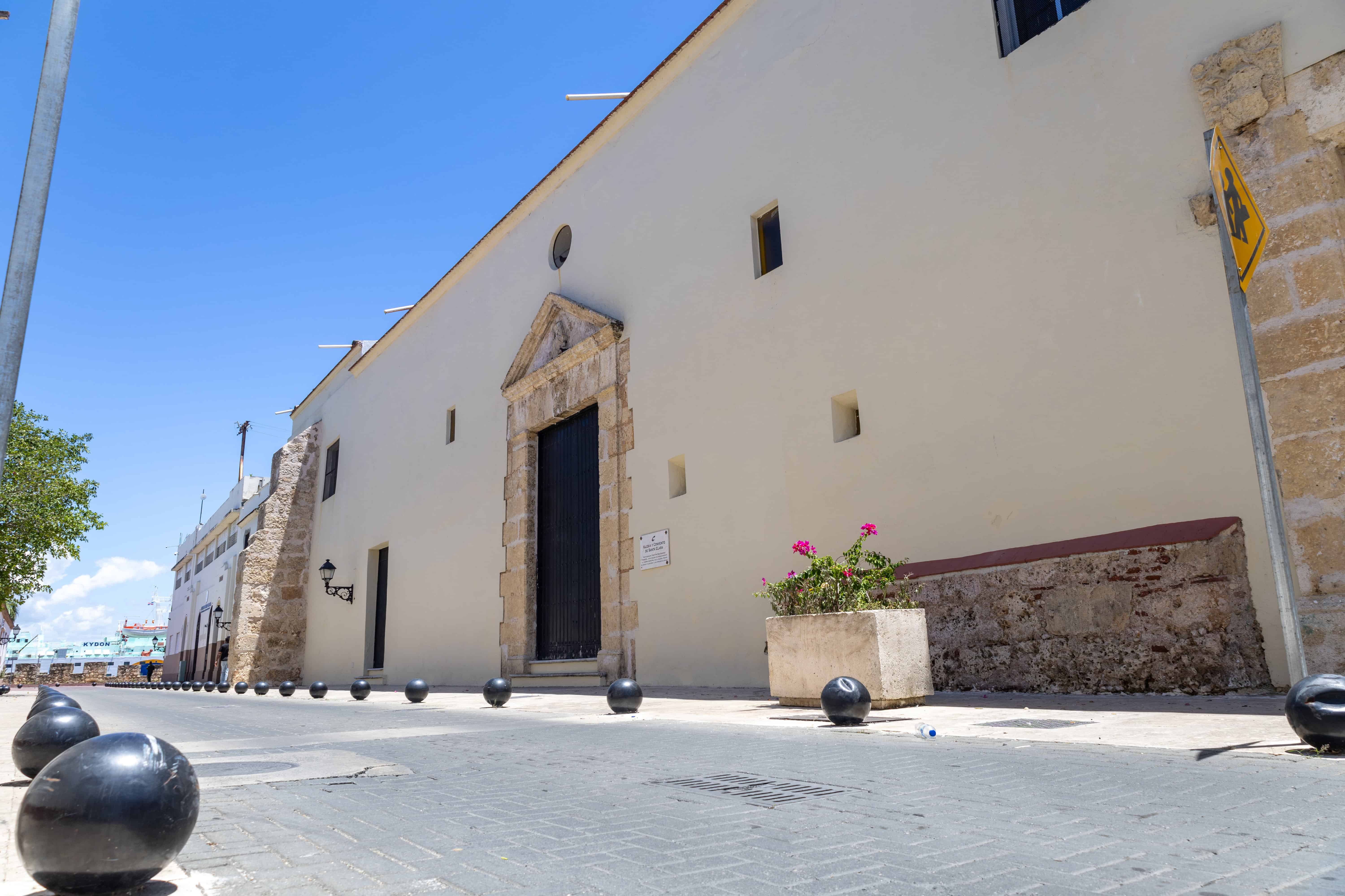 En la Iglesia y Convento de Santa Clara se realizaron trabajos enfocados en limpieza especializada, tratamientos fungicidas, aplicación de pintura acrílica blanca y doble aplicación de hidrofugante en muros.