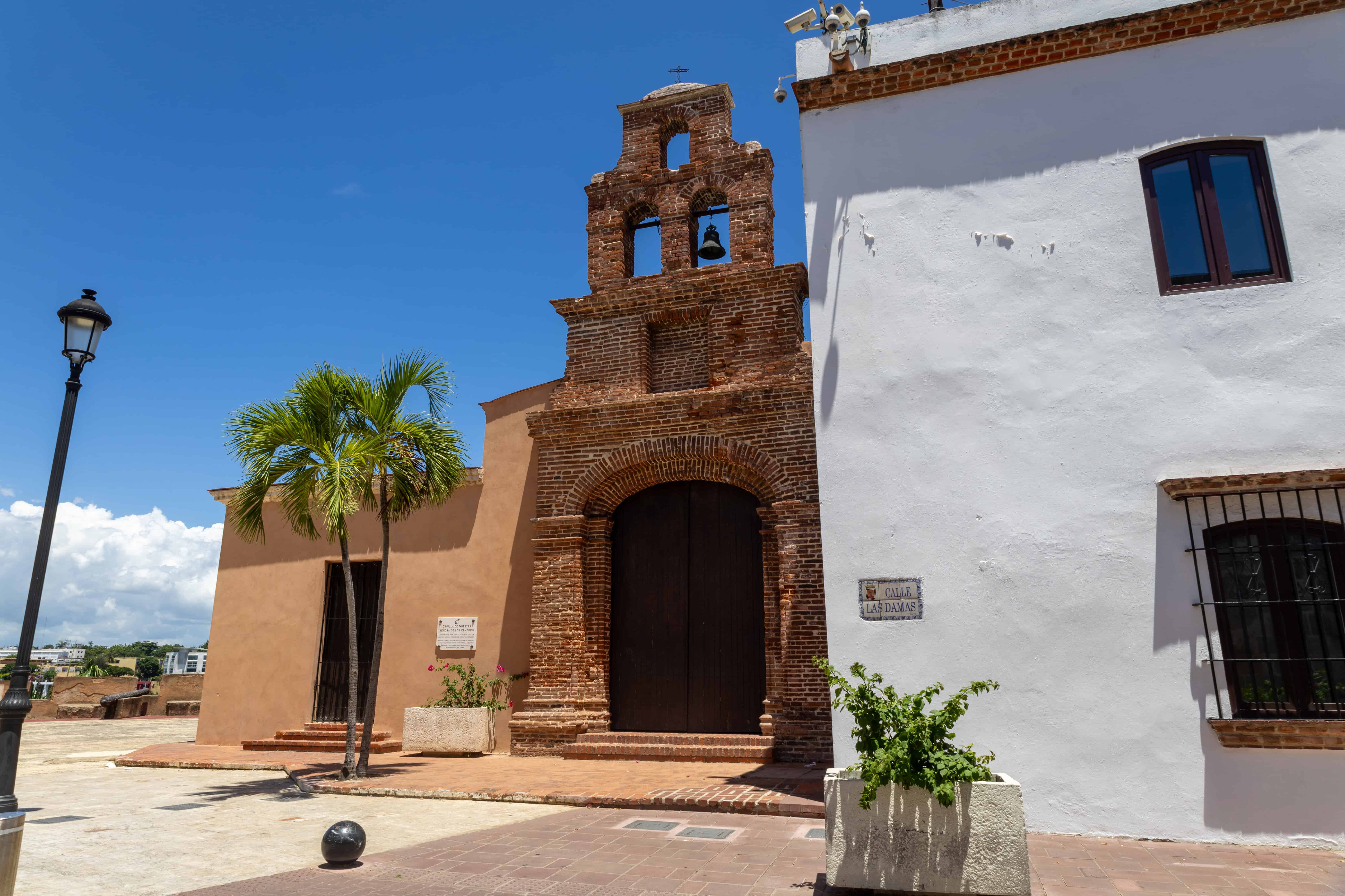 En la Capilla Nuestra Señora de los Remedios se eliminaron capas deterioradas y vegetación. También se consolidaron áreas con lechada de cal. Se repusieron pañetes color terracota, aplicación de fungicida y se aplicó veladura, pintura y protección hidrofugante.