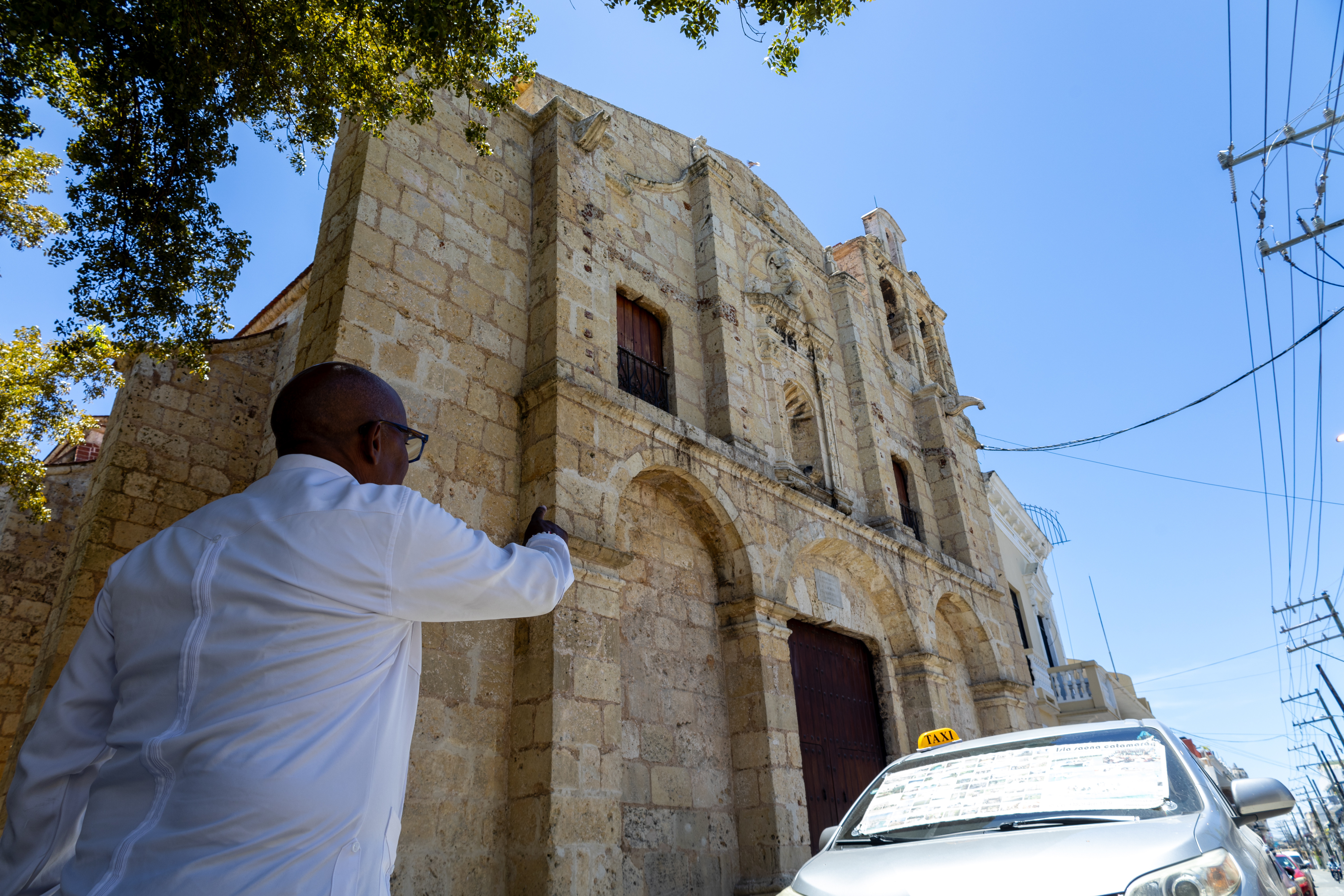 En la Iglesia Regina Angelorumse realizó la eliminación de vegetación y musgos en los muros, tratamiento de grietas con lechada de cal, limpieza especializada con productos alcalinos y pulpa de papel, y aplicación de fungicidas preventivos. Además, se protegieron las superficies con hidrofugantede alta durabilidad.