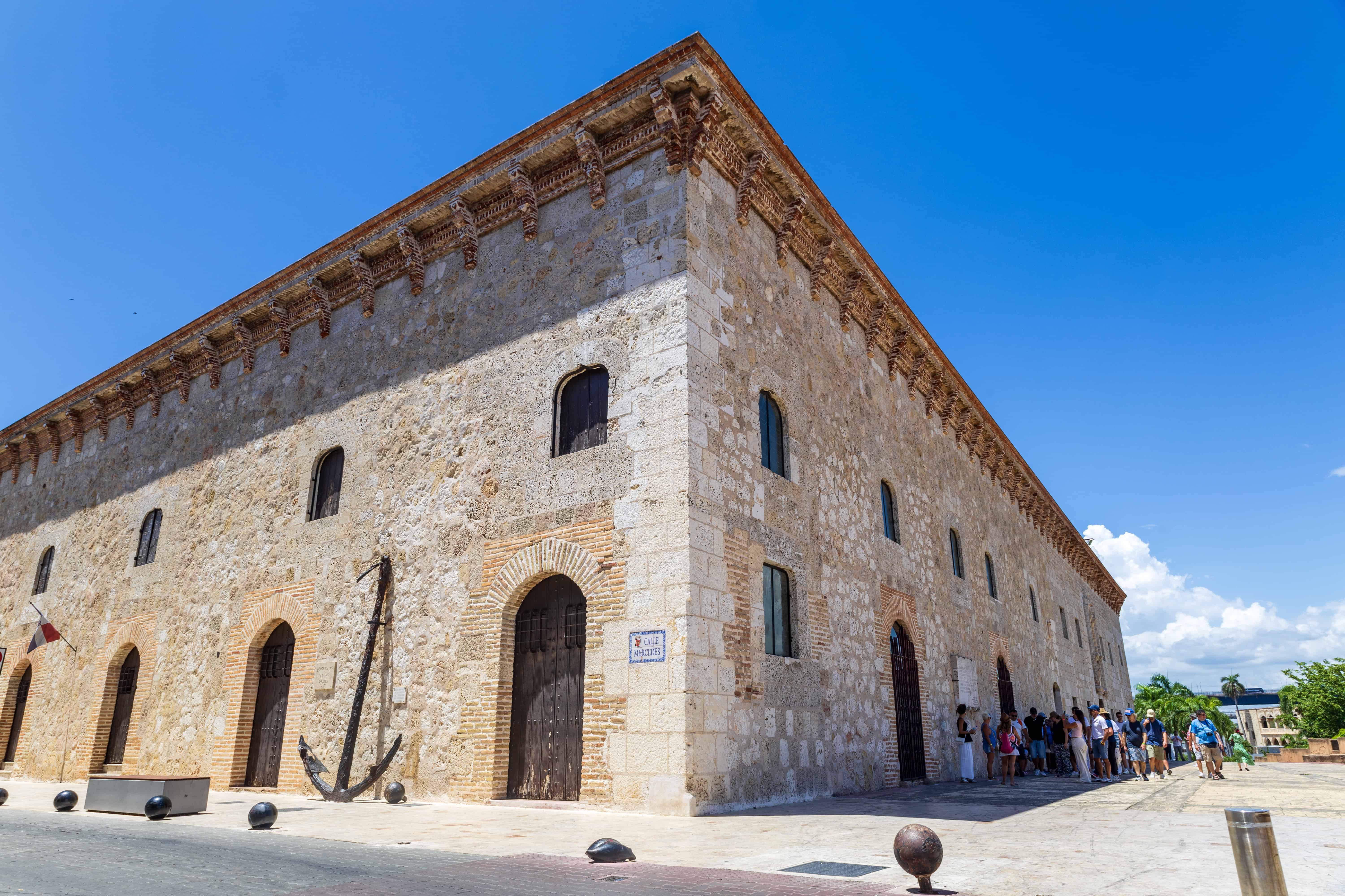 El Museo de las Casas Realesrecibió una limpieza con productos alcalinos, aplicación de pintura acrílica y tratamiento hidrofugante en muros. Se utilizaron empaques de pulpa de papel y bicarbonato de amonio para limpiezas puntuales.
