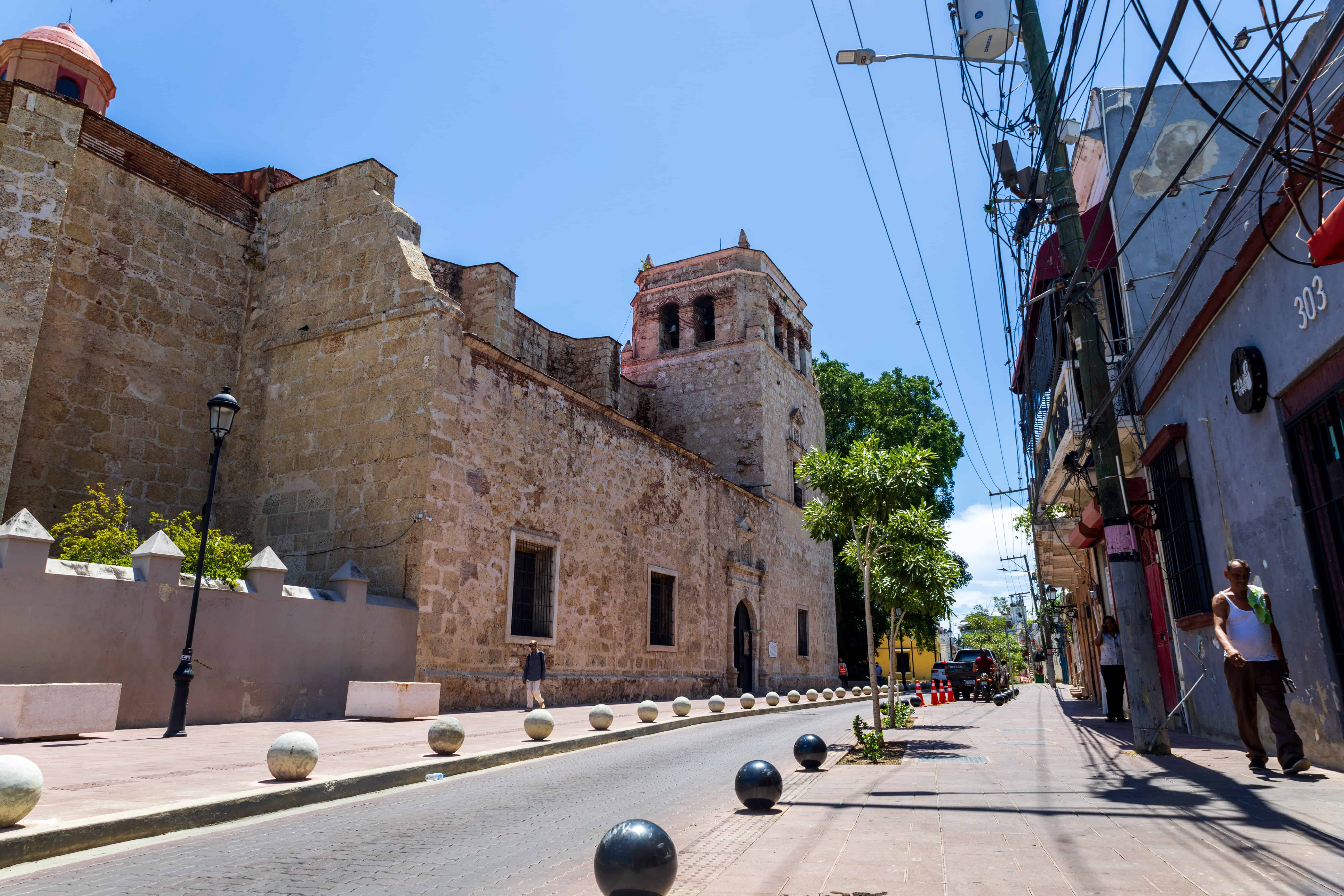 En la Iglesia Nuestra Señora de Las Mercedes se ejecutó la eliminación de vegetación, aplicación de lechada de cal, limpieza de muros, aplicación de fungicidas, hidrofugante, y pintura acrílica transpirable. Se rehízo el pañete afectado con cal hidráulica, se restauraron juntas y se aplicó veladura según muestra aprobada.