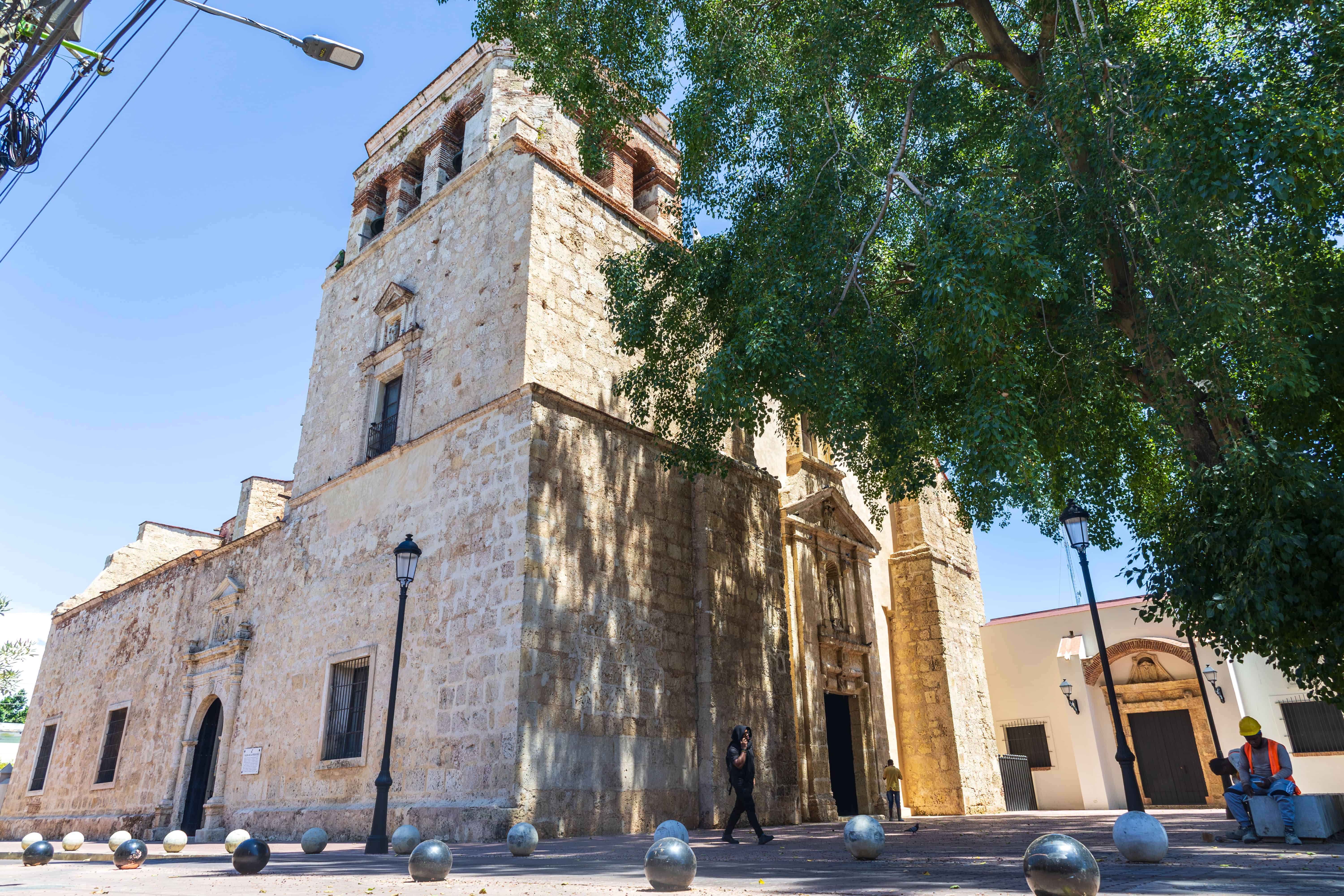 En la Iglesia Nuestra Señora de Las Mercedes se ejecutó la eliminación de vegetación, aplicación de lechada de cal, limpieza de muros, aplicación de fungicidas, hidrofugante, y pintura acrílica transpirable. Se rehízo el pañete afectado con cal hidráulica, se restauraron juntas y se aplicó veladura según muestra aprobada