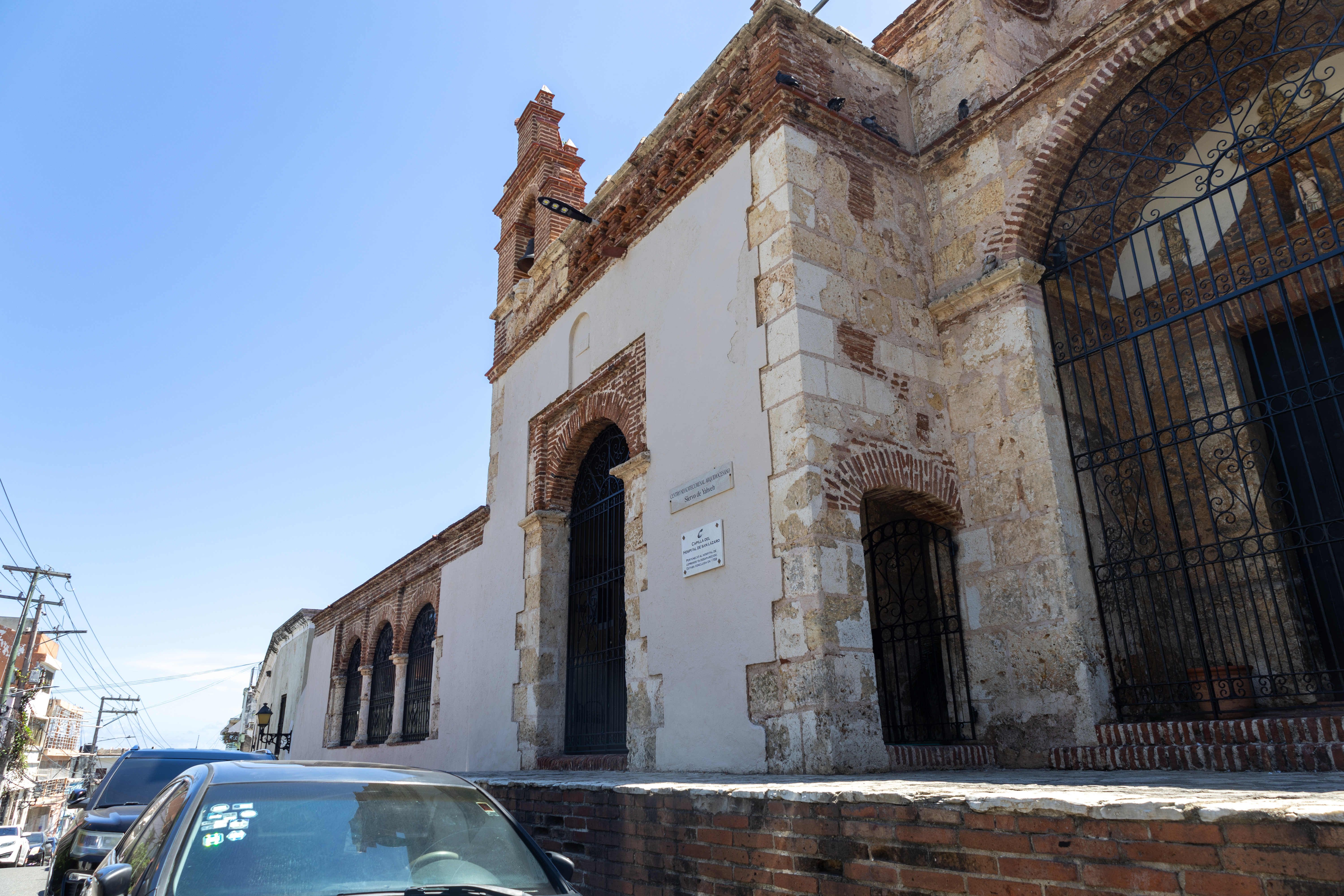 En la Iglesia de San Lázaro se eliminó vegetación,  se aplicó un tratamiento a las grietas con cal, fungicidas, hidrofugante y pintura. Se realizó además el mantenimiento de barandas metálicas.
