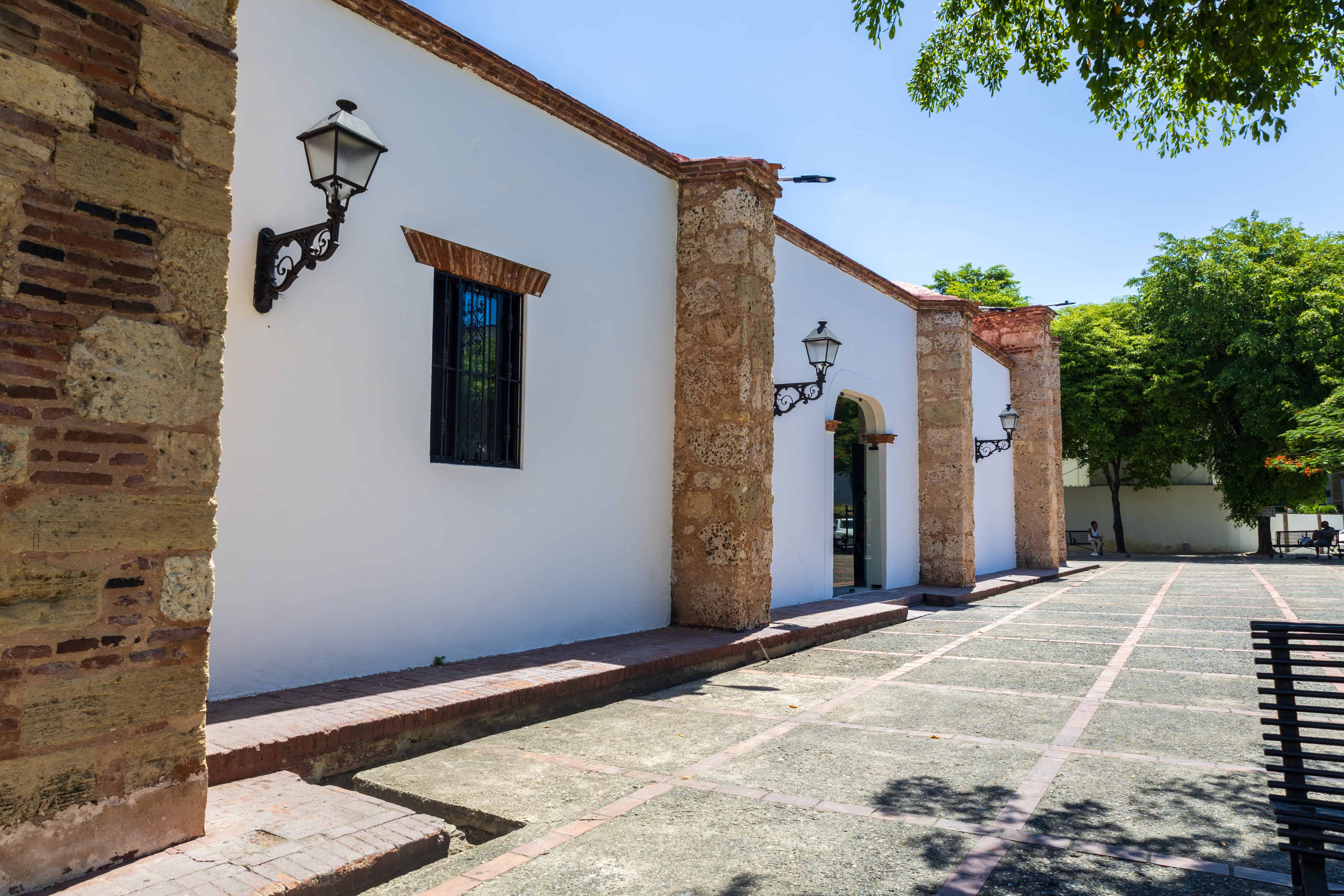 En la Parroquia de San Miguelse procedió a  limpieza de muros, aplicación de pintura transpirable, reposición de tejas y tratamiento hidrofugante.