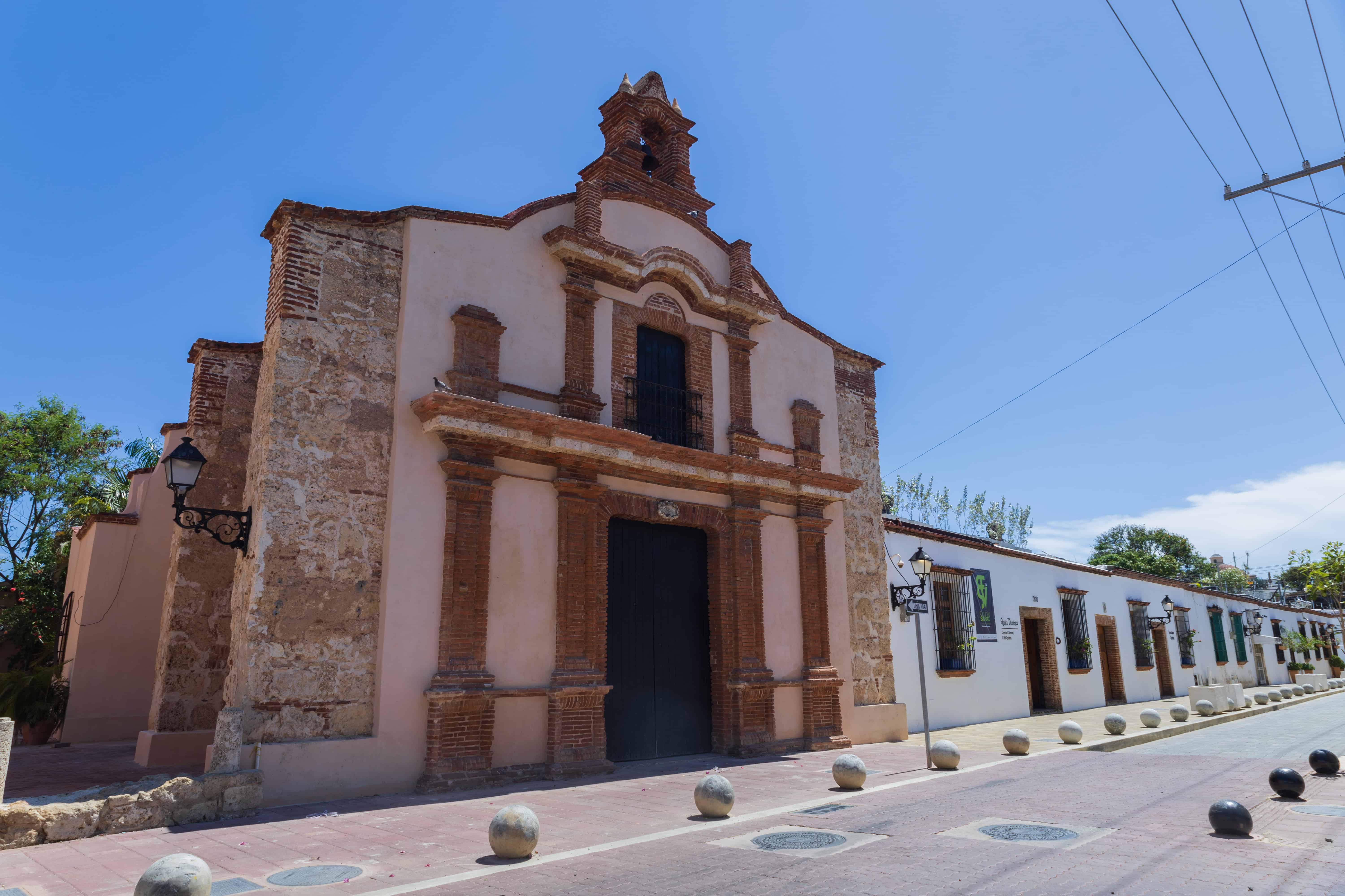 En la Capilla de la Tercera Ordense procedió a la remoción de pañete dañado, aplicación de pintura y veladura, tratamientos con cal, y limpieza profunda.