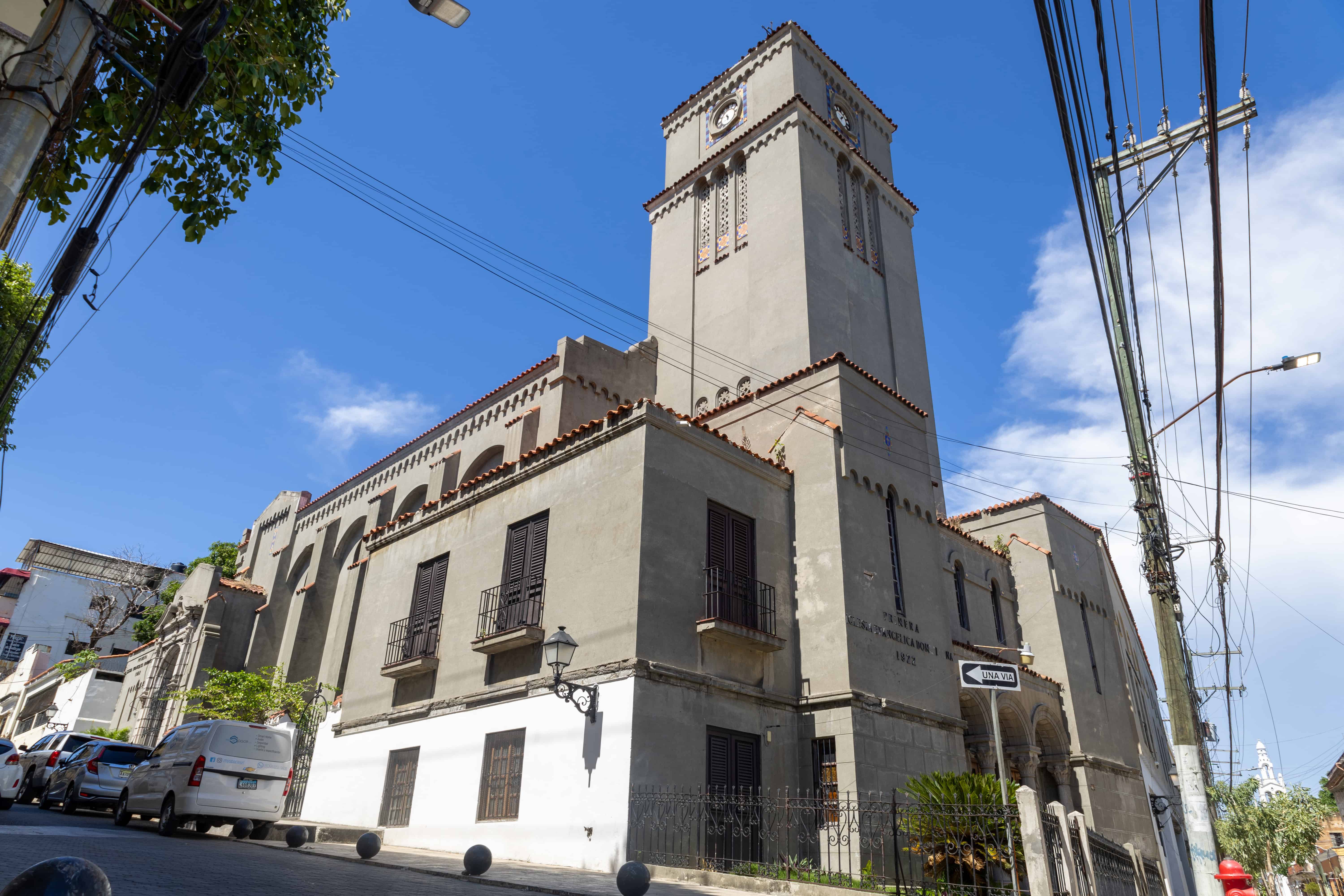 La Primera Iglesia Evangélica Dominicana recibió trabajos de consolidación con lechada de Cal, limpieza con hidrolavadora, tratamientos químicos preventivos y hidrofugante.